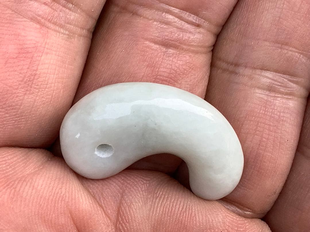 青緑入り✳小滝産原石切出し極上品質　本物の糸魚川翡翠勾玉　機械鑑定付の極上物を‼️