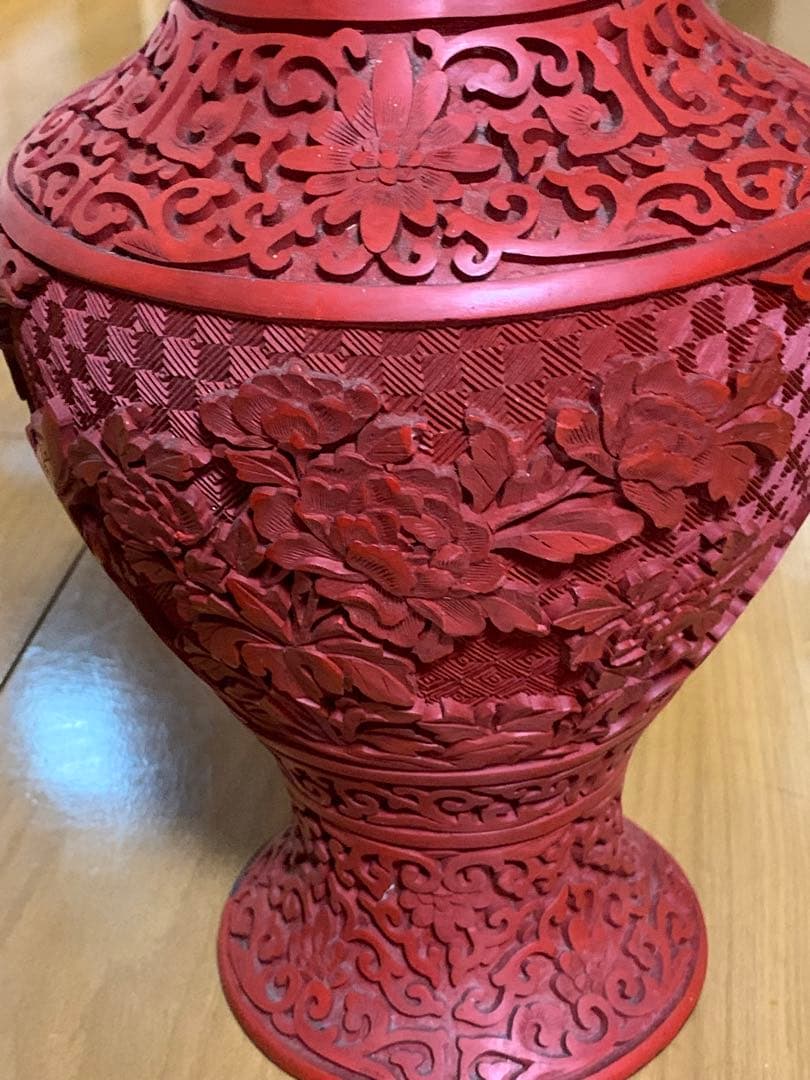 堆朱赤色の彫刻花瓶高さ30cmアンティーク品かけあります