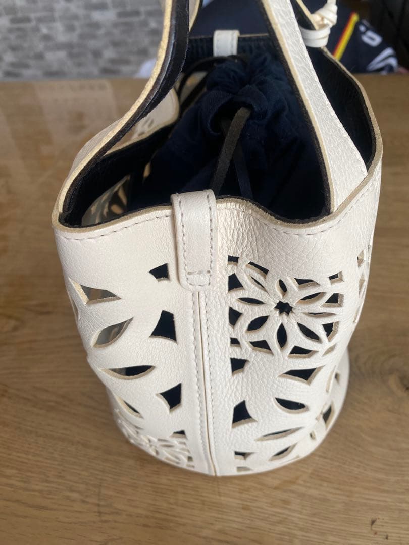 ゲンテン　ホワイト カットアウトデザイン レザーバッグ　最終価格です