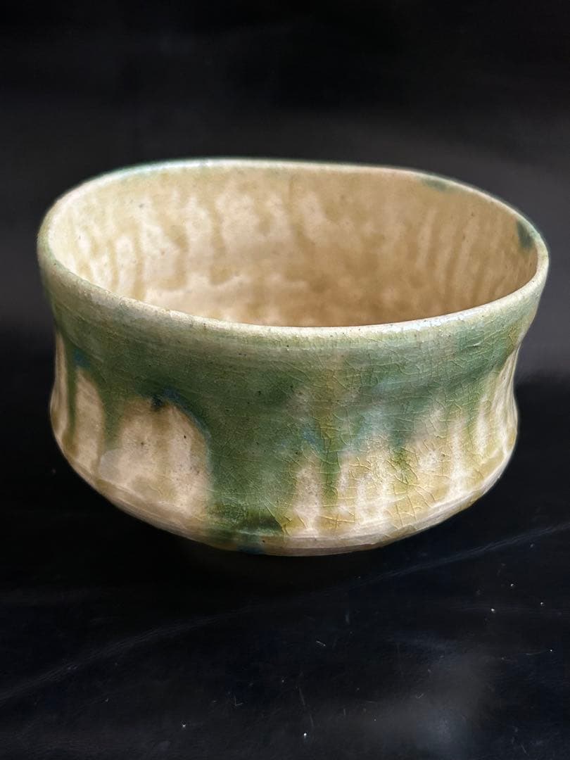 遺品整理中◾️蔵から美しい緑色の釉薬が滝の様に流れる抹茶茶碗が出て来ました。
