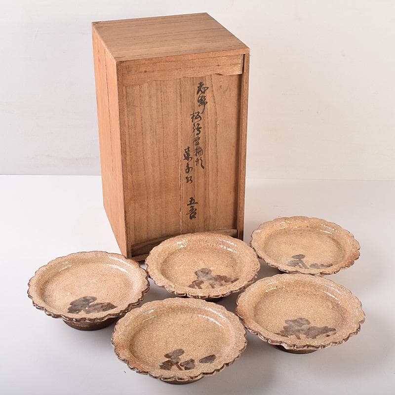 和食器　志野焼　絵志野　松文　雪輪形　菓子皿　五客　在銘　共箱　D　R7842