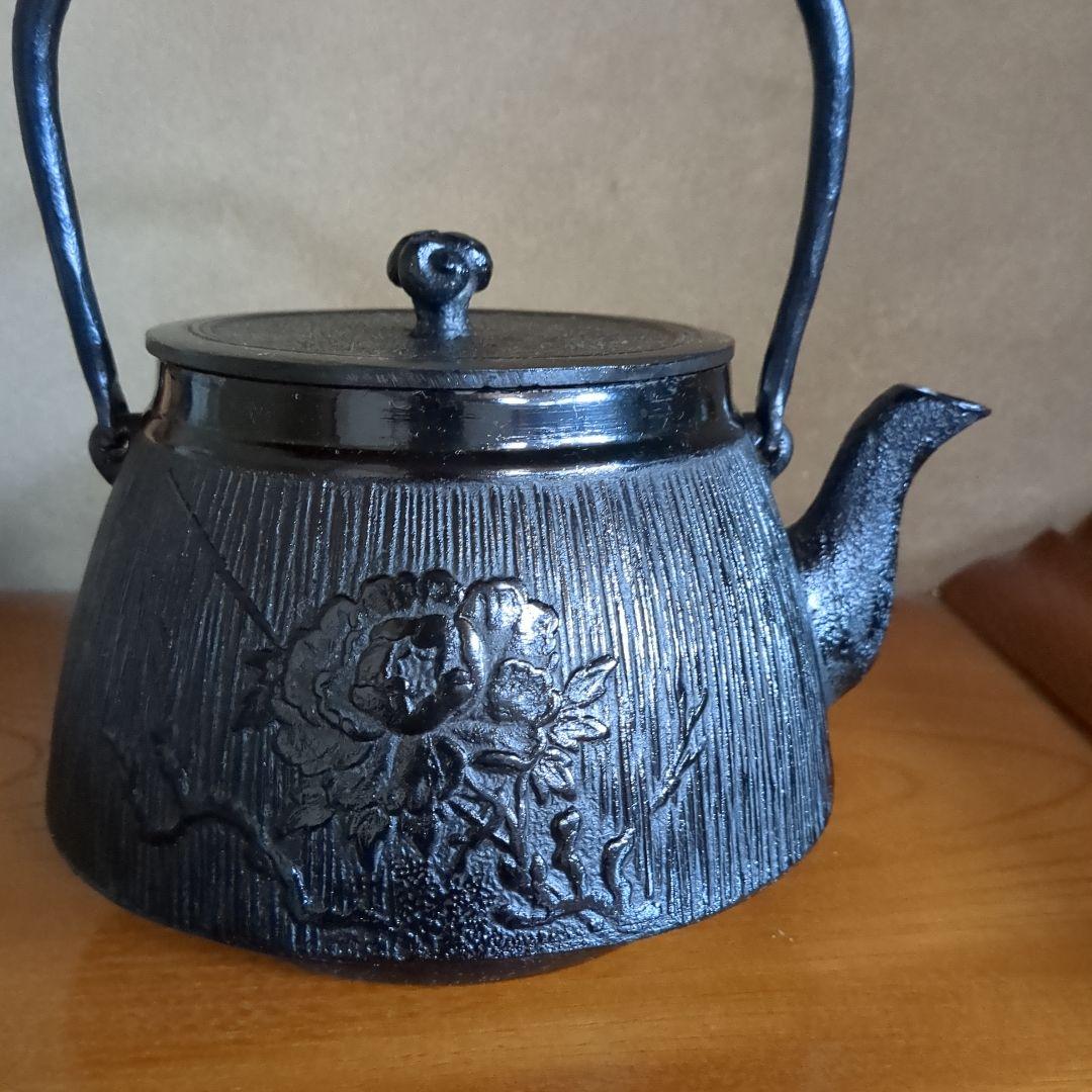 南部鉄瓶　昭和期造牡丹模様