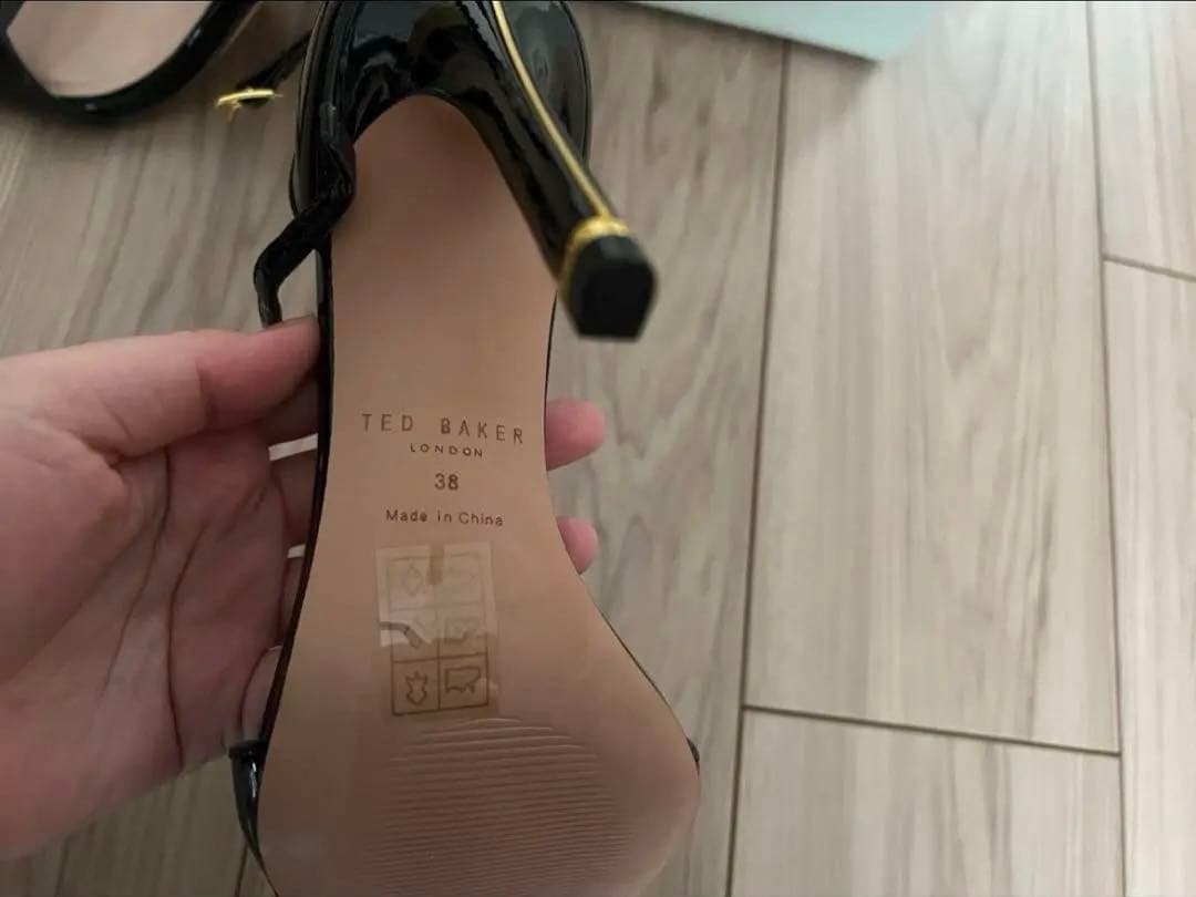 【新品】Ted Bakerテッドベーカーの本革ハイヒールサンダル