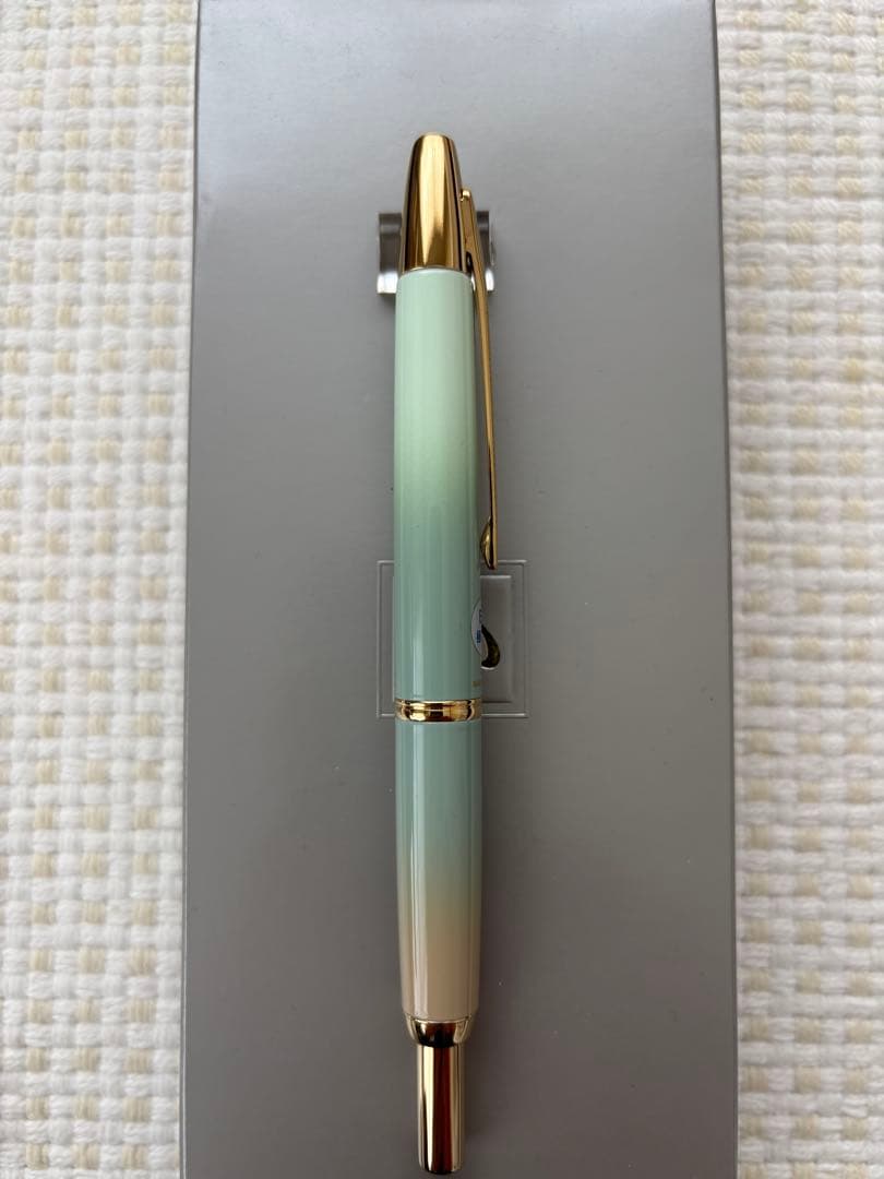 新品ナガサワ東川崎ハーバーミントゴールド キャップレスデシモ 万年筆 パイロット
