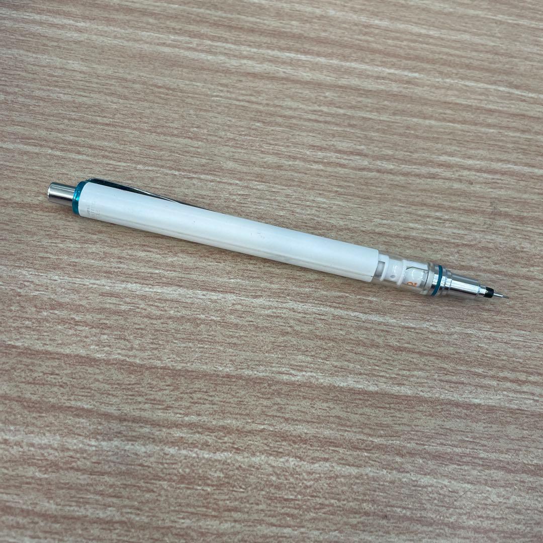 使い古したシャーペンですがまだまだ現役です