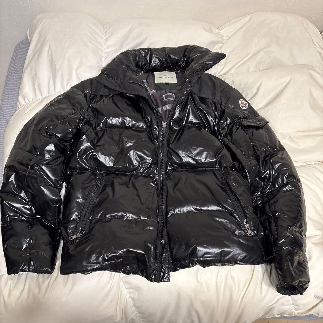 はづはづ 光沢のある黒いダウンジャケット