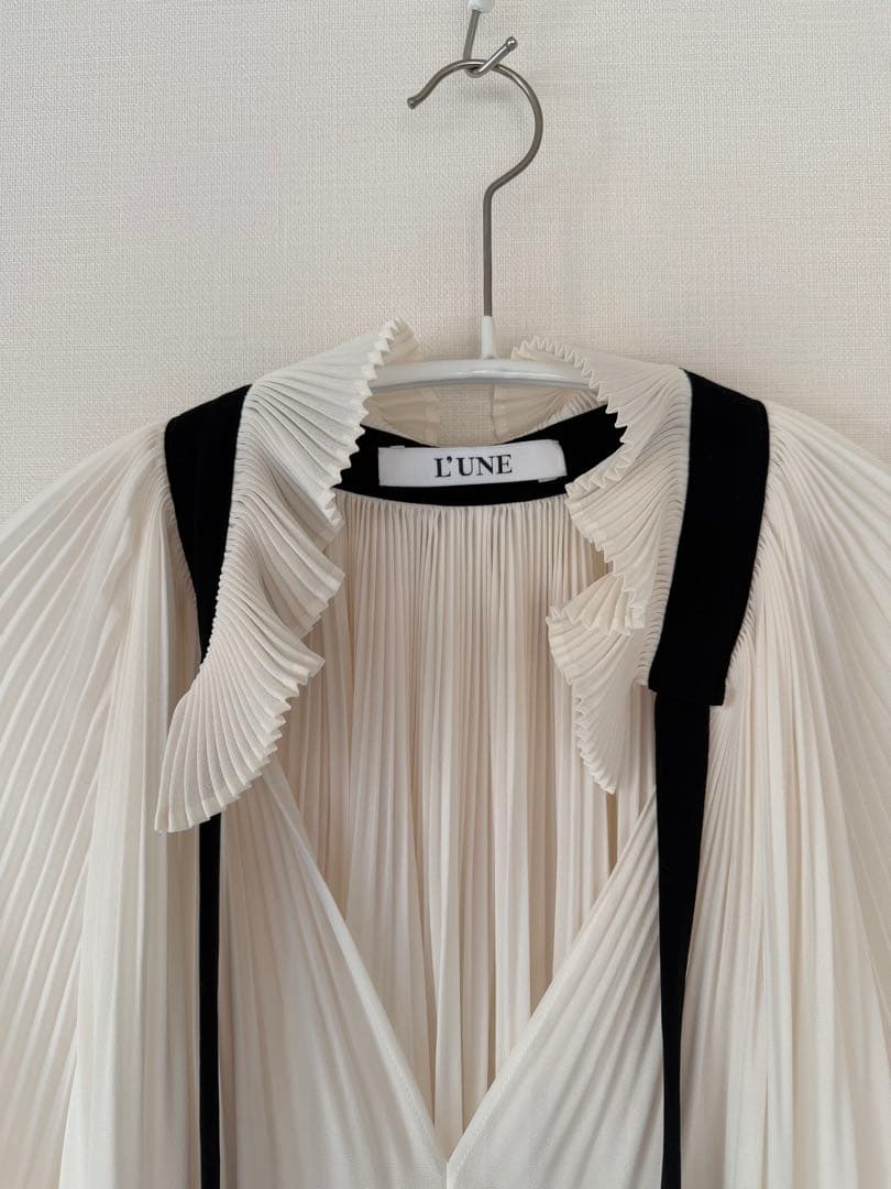 リュンヌ　プリーツ　シフォンブラウス　ブラックリボン