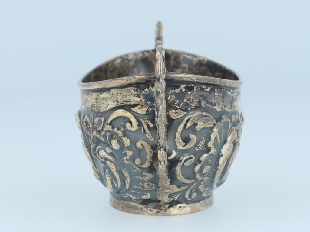 わ*ん様 英国調アンティークカップ 両持ち手付き 彫刻装飾 ヴィンテージ風 置物