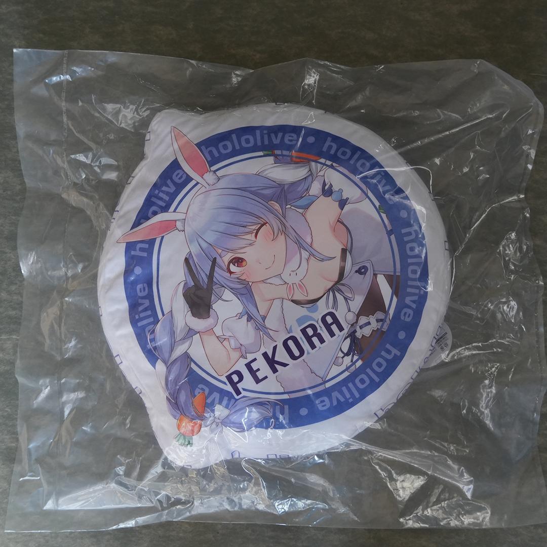 ホロライブ　クッション、アクリルスタンド、缶バッチ詰合せ