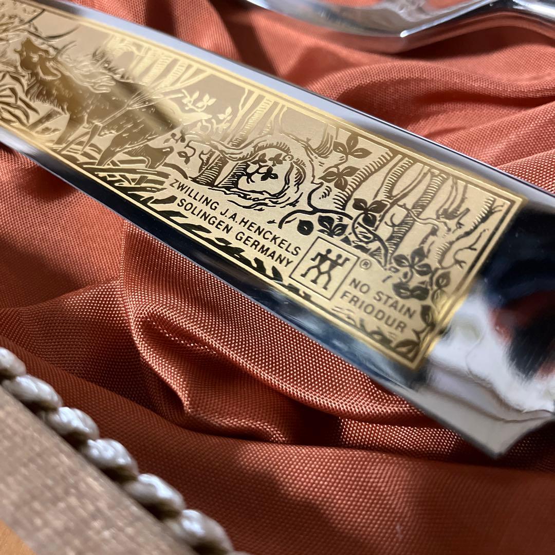 ゾーリンゲンの鹿柄カービングナイフ&フォークセット