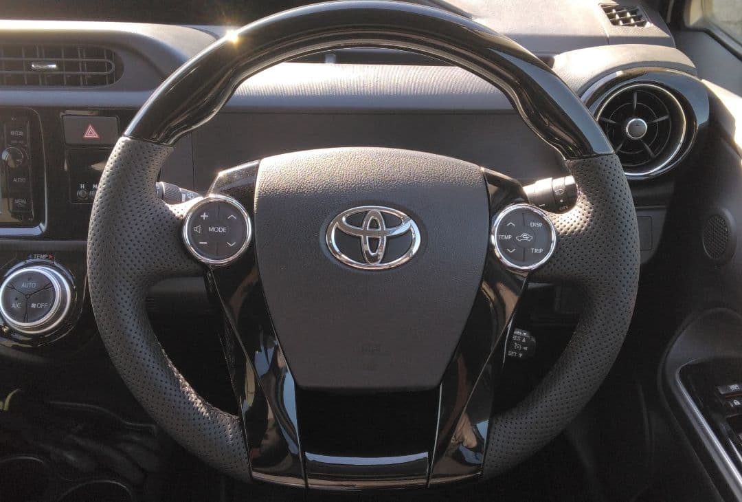 トヨタ アクア NHP10 社外ハンドル ピアノブラック パンチングレザー 美品