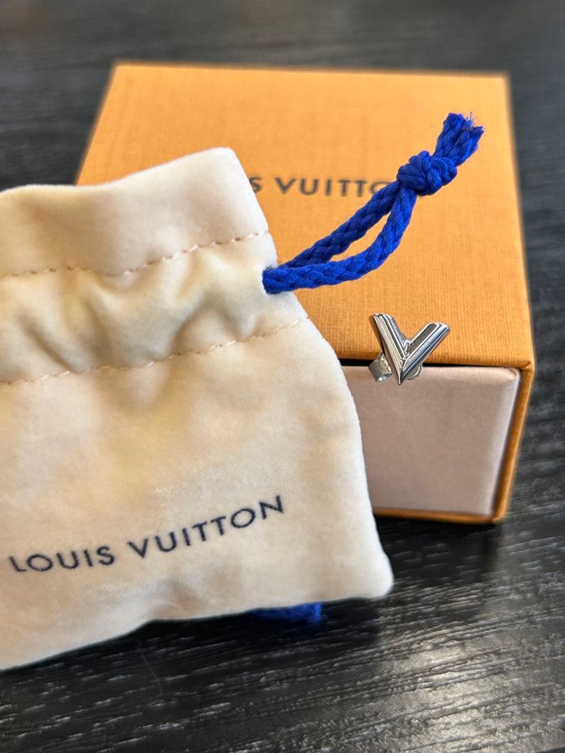 片耳のみ ルイヴィトン エセンシャルV スタッズ ピアス シルバー