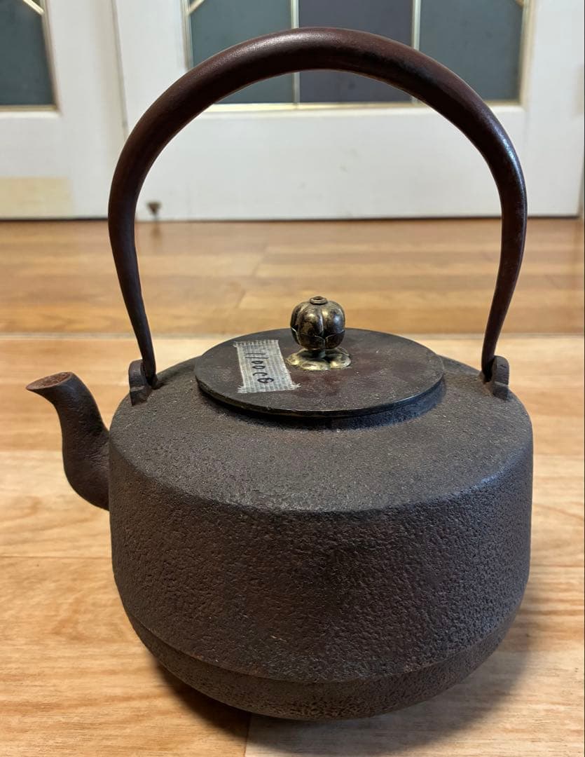 古い鉄瓶　在銘　角谷莎村作　銀摘み
