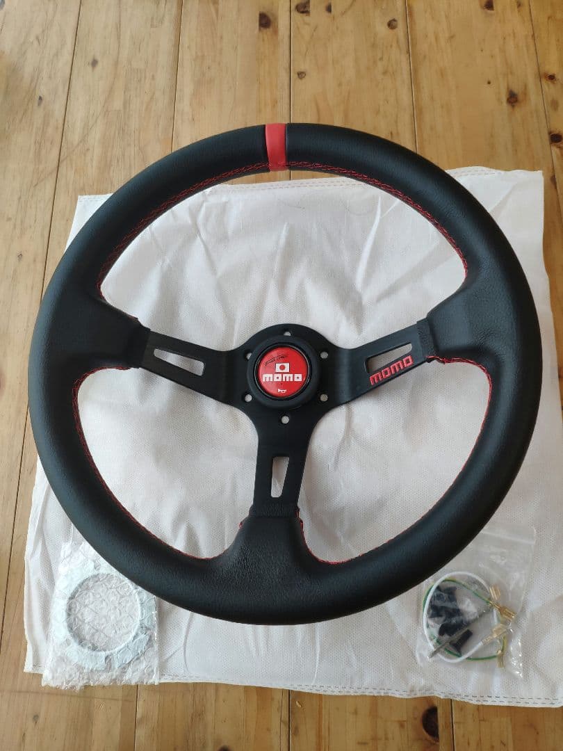 新品未使用・MOMO スタイル レッド ステアリング Not Authentic