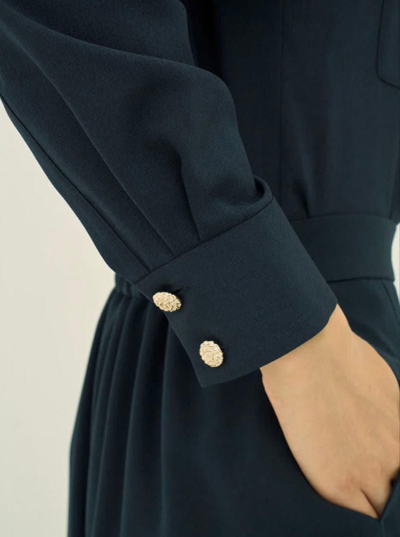 MW TRIACETATE-D Vネックブラウス ダークネイビー　40 新品