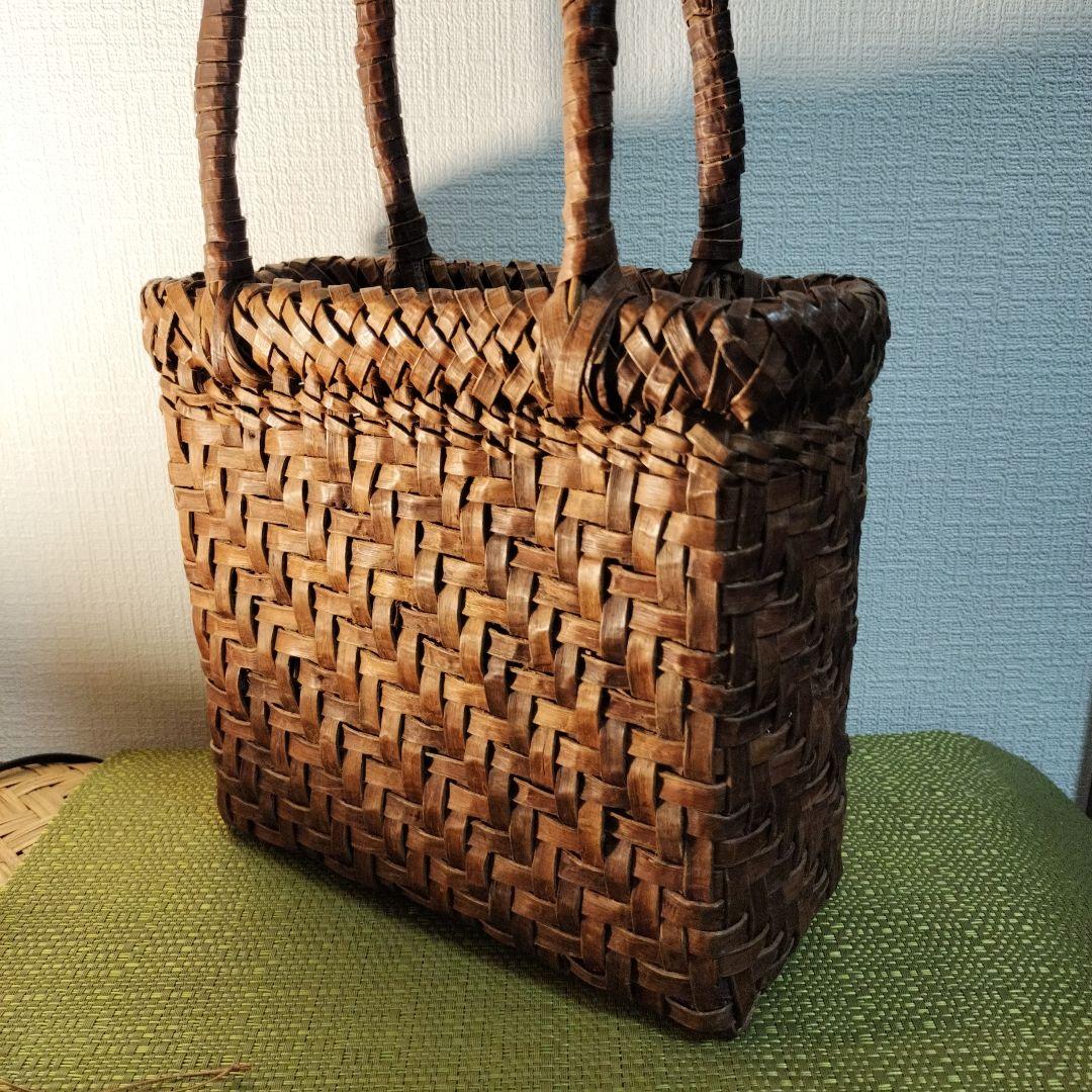 胡桃の皮網代編みかごバッグサイズ:約よこ22✕高さ20✕幅10