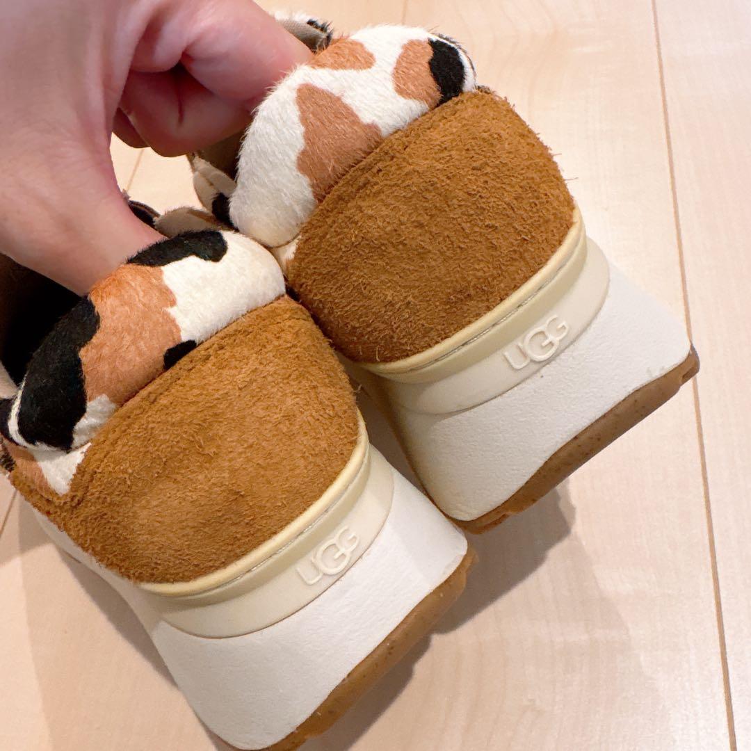 UGG カウ柄 厚底ローファー