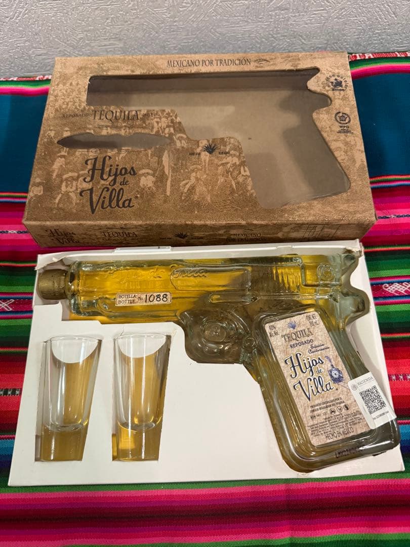 テキーラ Hijos de Villa レポサド ピストル型ボトル＋グラス2