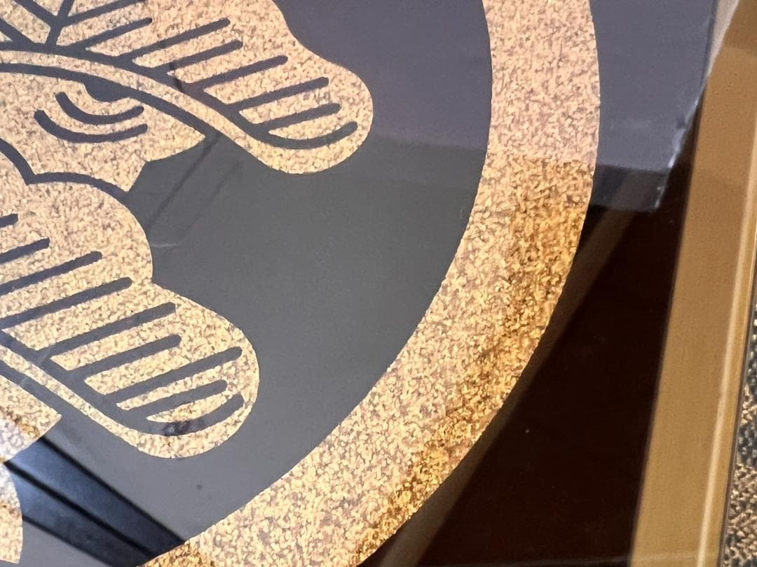 特注 家紋 丸に右三階松 ラメチップゴールド 金属製