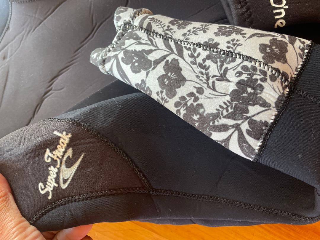 Oneill 女性用フルスーツ Mサイズ 未使用品（日本製）