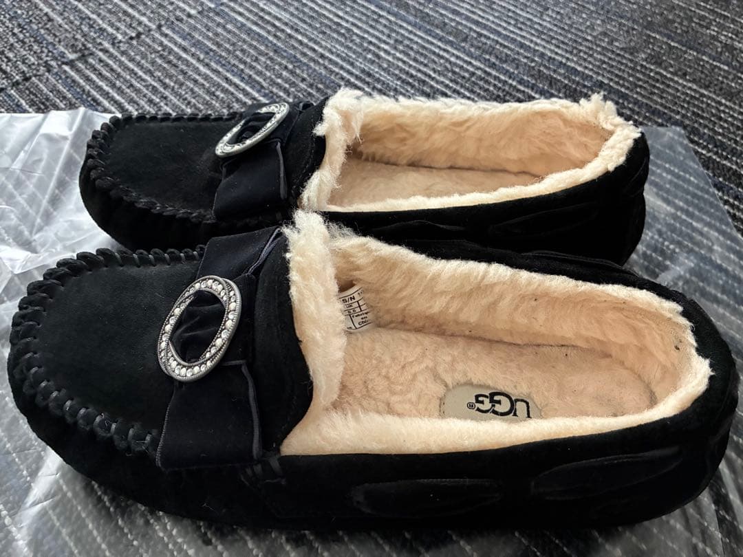 UGG ダコタ ブラック モカシン