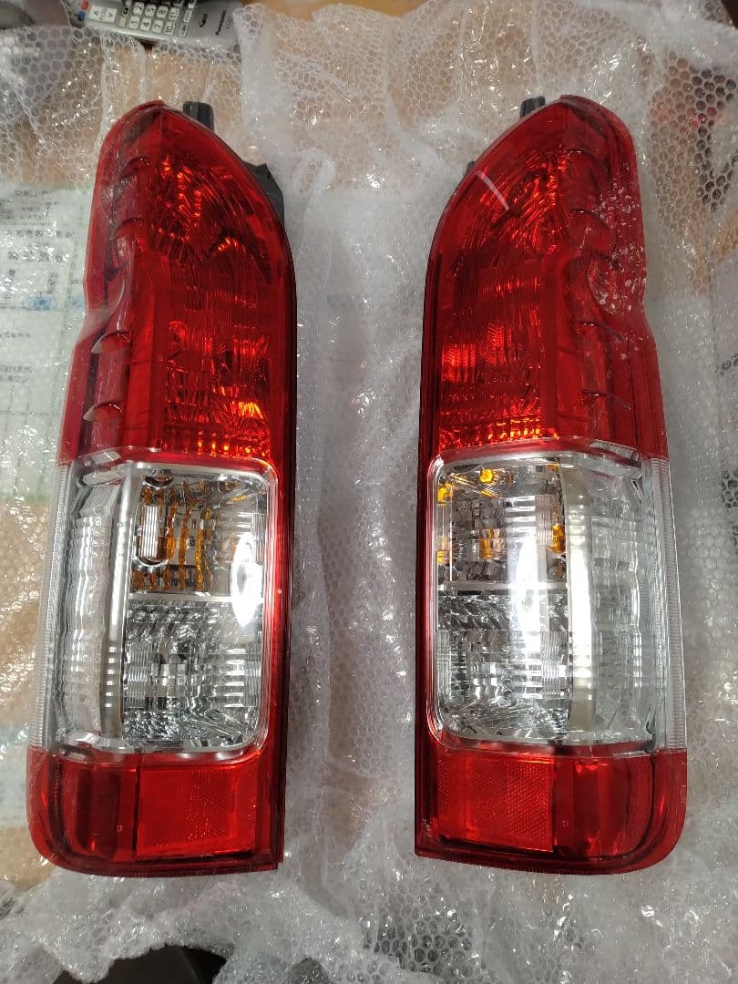 ハイエース新品未使用テールランプ2個セット