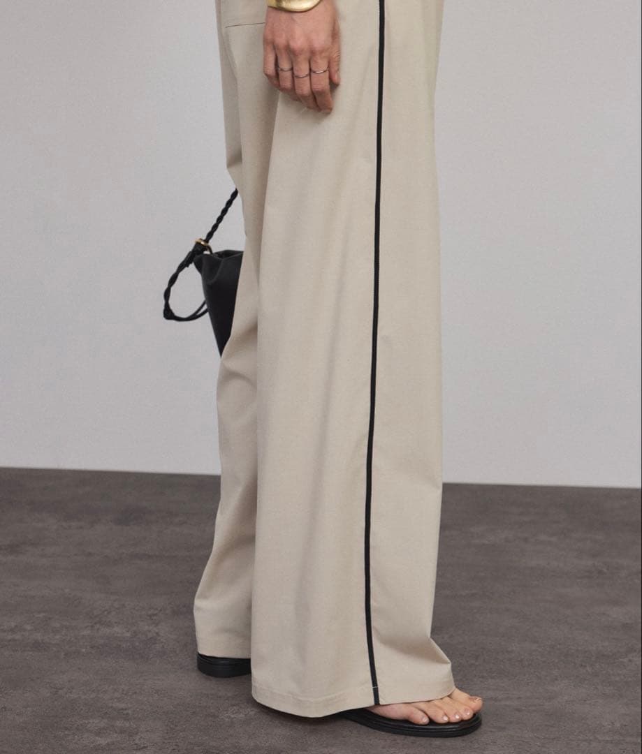 ベージュ サイドライン ワイドパンツ