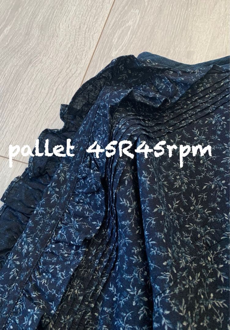 45R45rpm ツタフラワープリントのフリルブラウス(インディゴ)