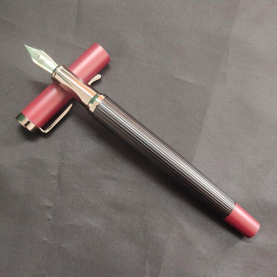 @赤と黒のストライプ万年筆 1