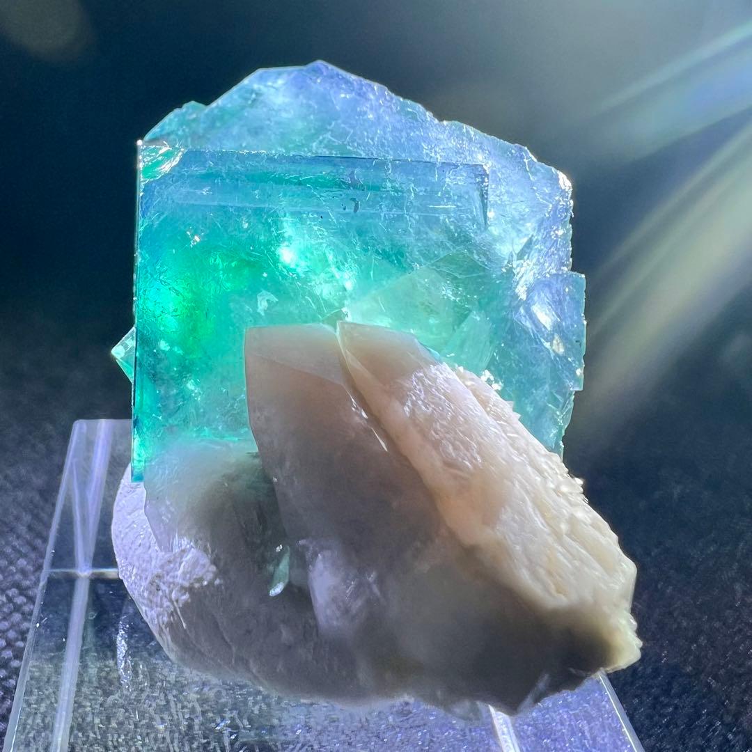 ヤオガンシャン産　「ピーコックグリーン」「孔雀緑色」ブルーウィンドウフローライト