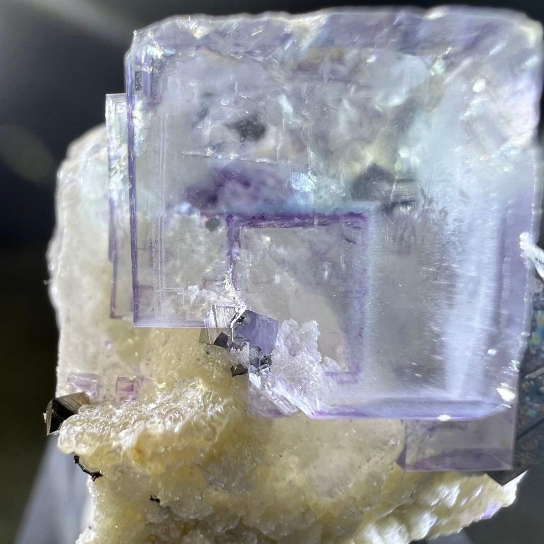 ヤオガンシャン産　パイライト共生　パープルゾーニングフローライト