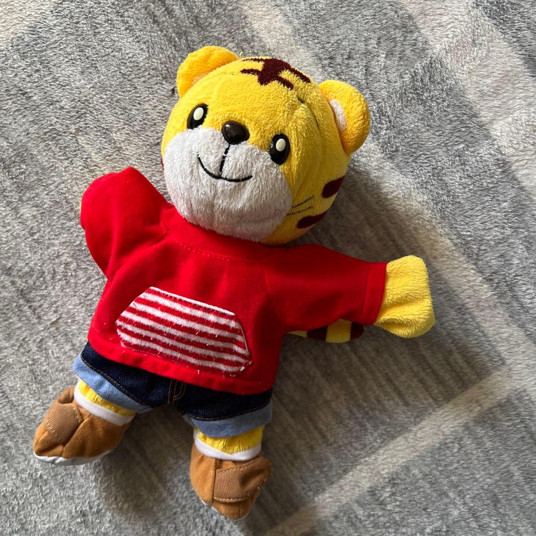 赤いセーターのクマのぬいぐるみ