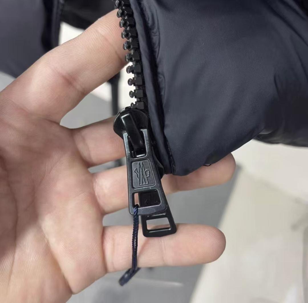 MONCLER 黒いダウンジャケット