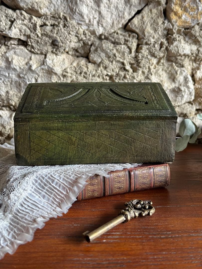 ◆フランスアンティーク｜木箱ハンドメイド型押し革レザー小箱、緑モスグリーン茶