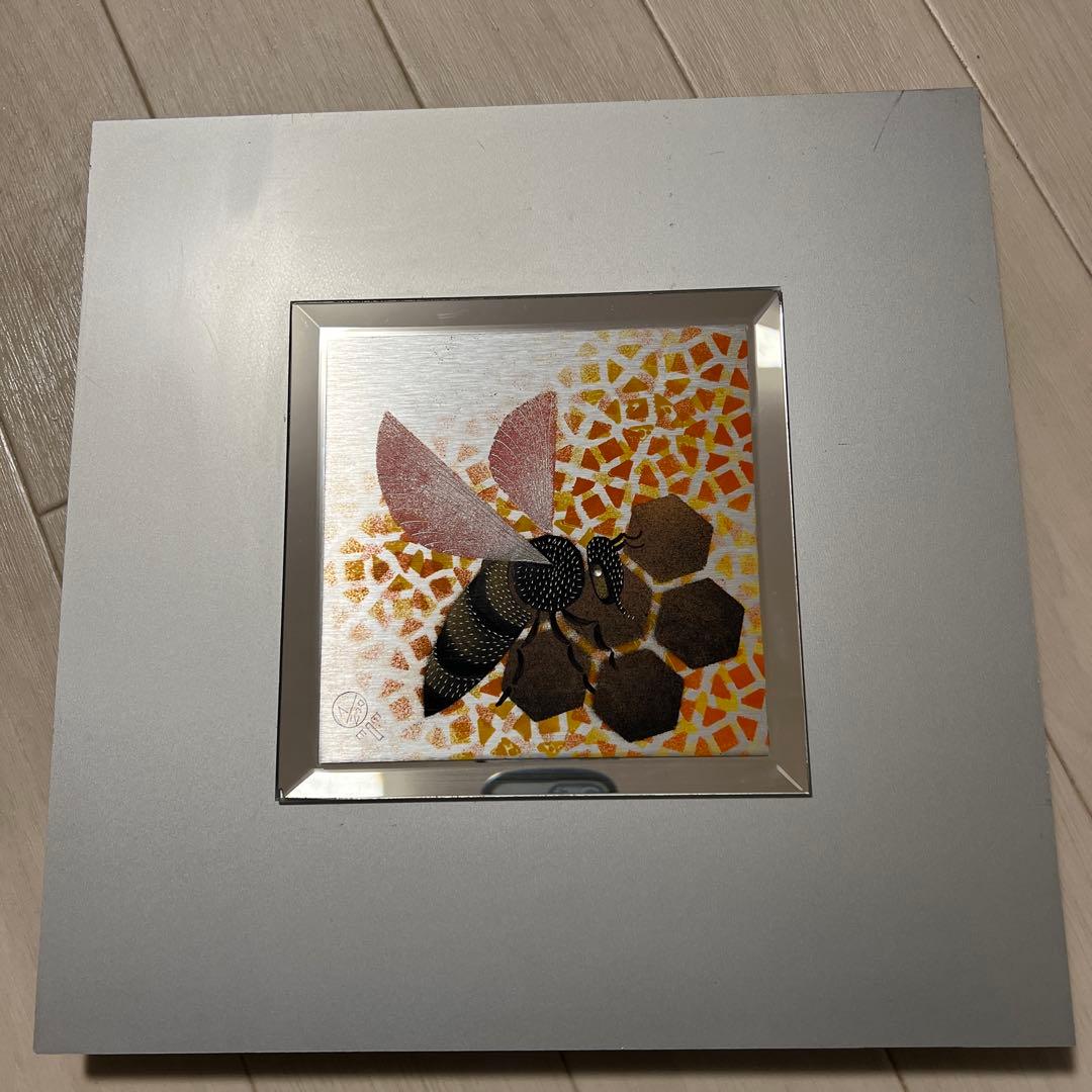 マドレーヌ シャルビー マーティ 蜂 アート作品