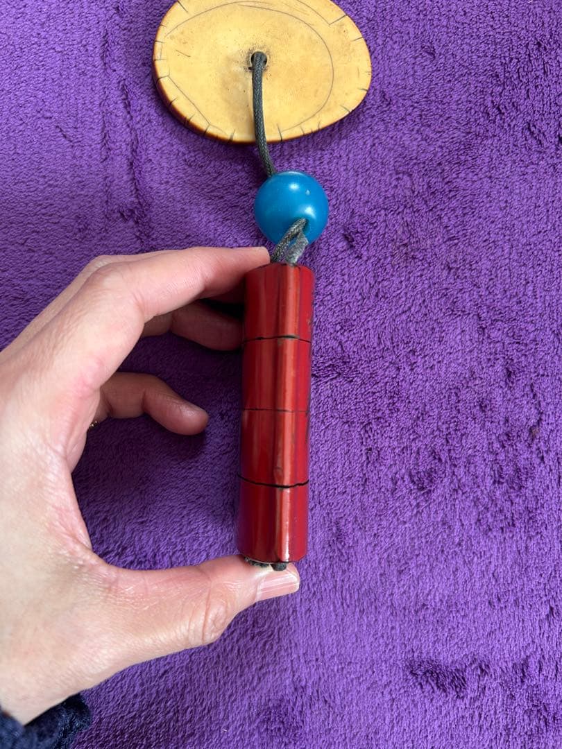 赤い漆器印籠 根付 薬入れ 小物入れ 時代物