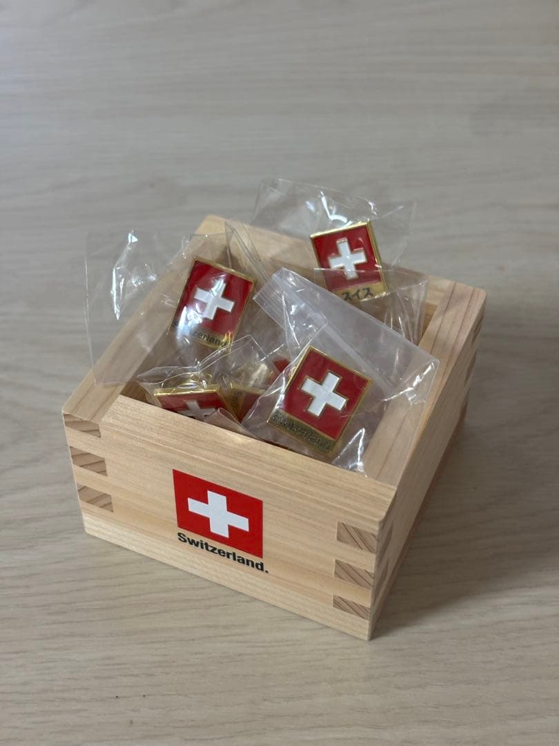 スイス館大阪関西万博檜升、ピンバッチ入り！(11個)