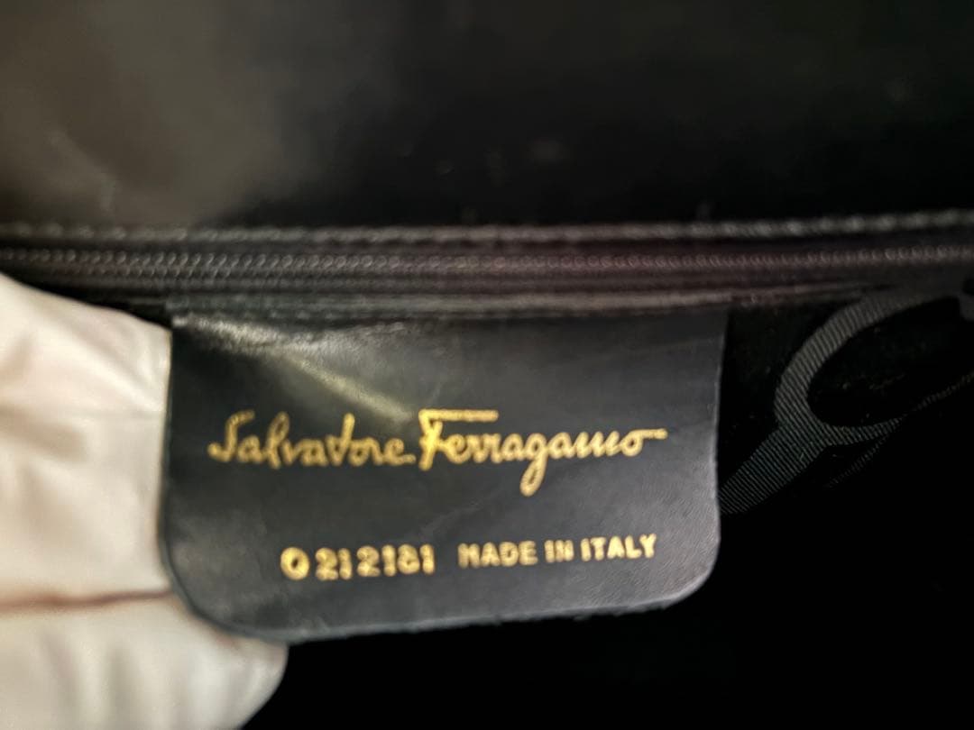 フェラガモ ガンチーニ黒ハンドバッグ　ショルダーストラップ付き