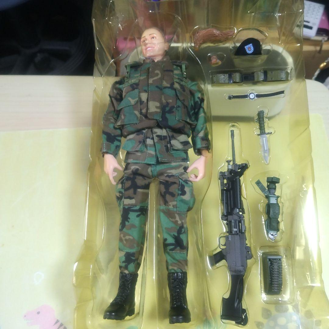 ドラゴン1/6女性兵士と同スケールのスコーピオン軽戦車かシュリダン戦車？のセット