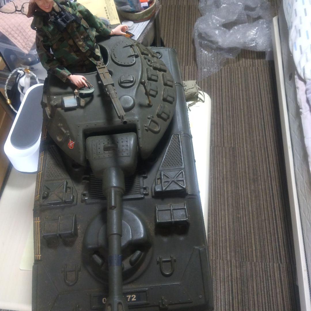 ドラゴン1/6女性兵士と同スケールのスコーピオン軽戦車かシュリダン戦車？のセット