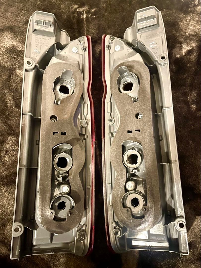 美品 ハイエース8型 純正テールランプ 新車外し 電球無し