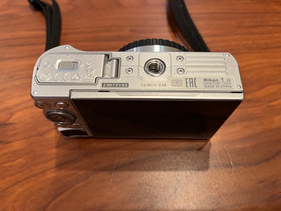 Nikon 1 J5 ダブルレンズキット（SDカード無し）