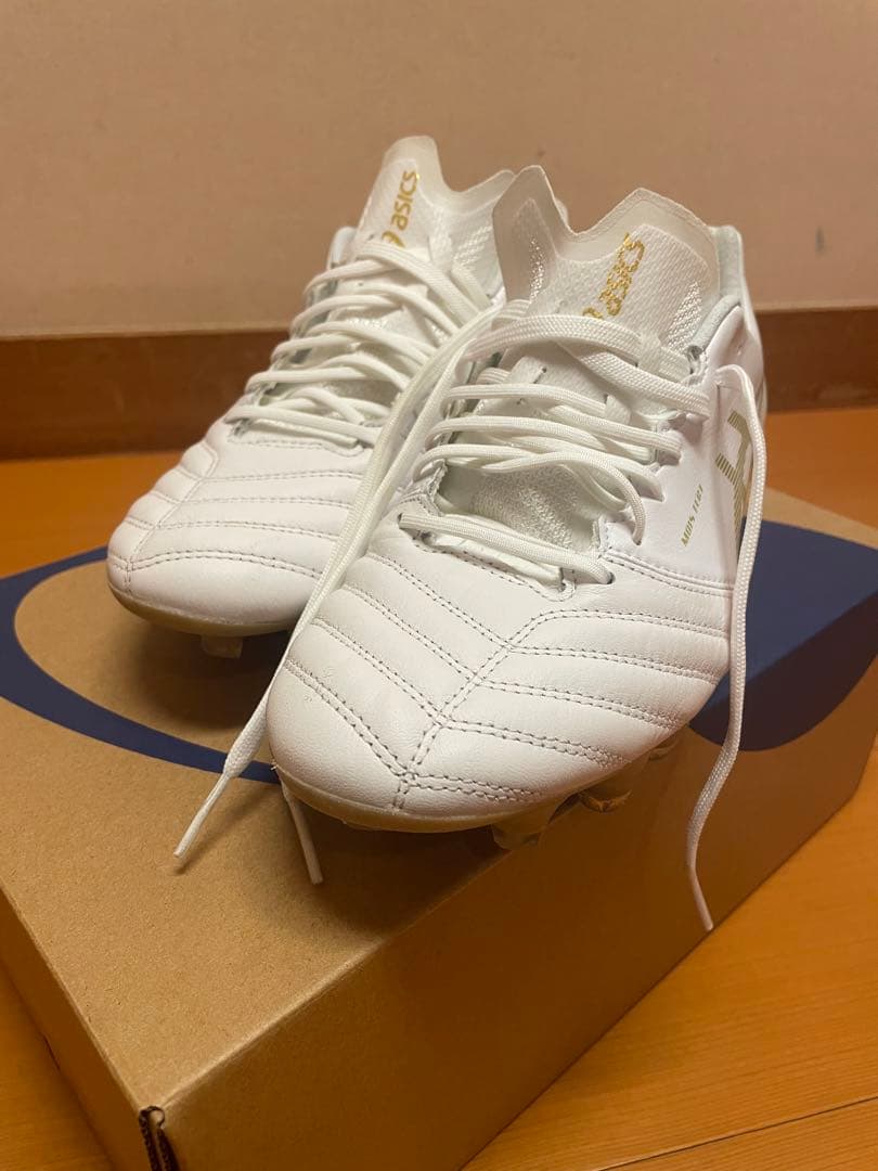 ASICS サッカースパイクホワイト/ゴールド25.5cm