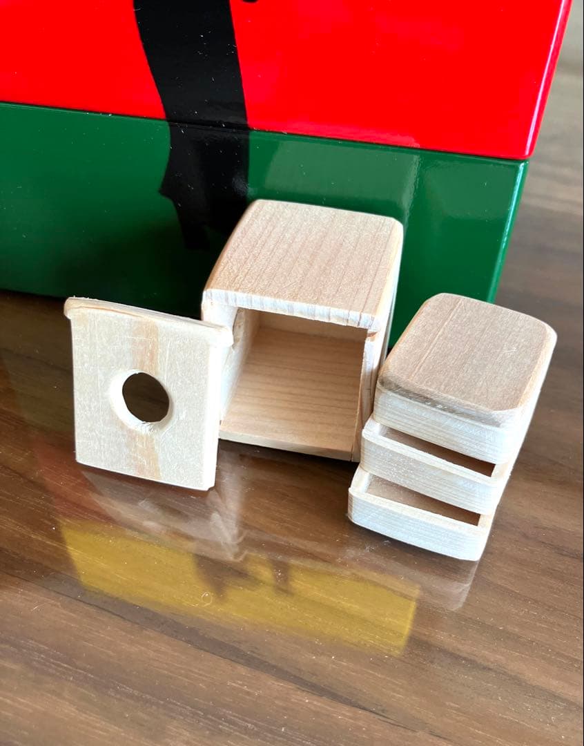 ③遊山箱（阿波踊りデザイン）