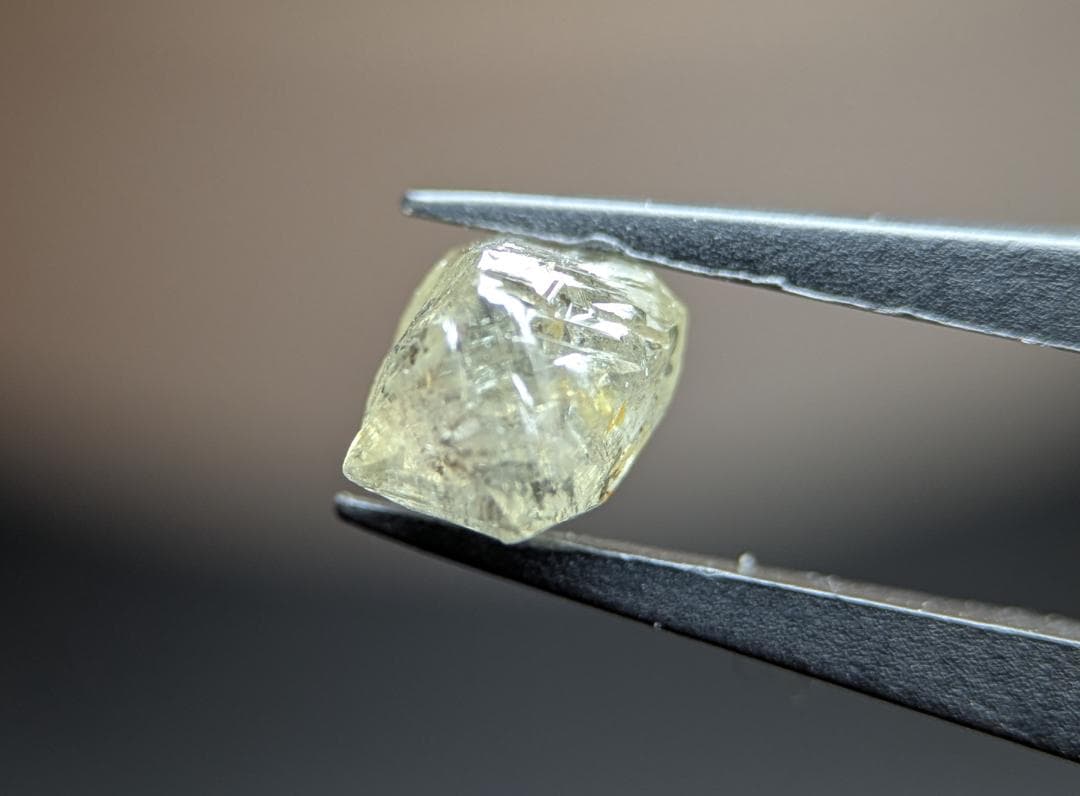 天然ダイヤモンド（トライゴン・蛍光アリ）　1.863カラット