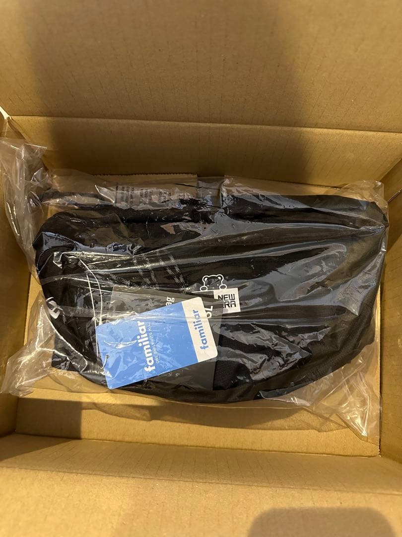 ファミリア ニューエラ ボディバッグ