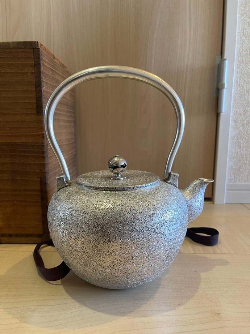 純銀保証　純銀製槌目湯沸1091g 銀瓶　桐箱　刻印あり　急須　茶壺　茶道具鉄瓶