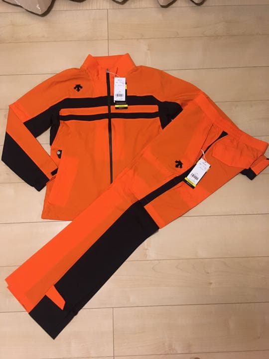 新品未使用　デサントのレインウェア　アウター　オレンジ/黒　サイズO(TL)