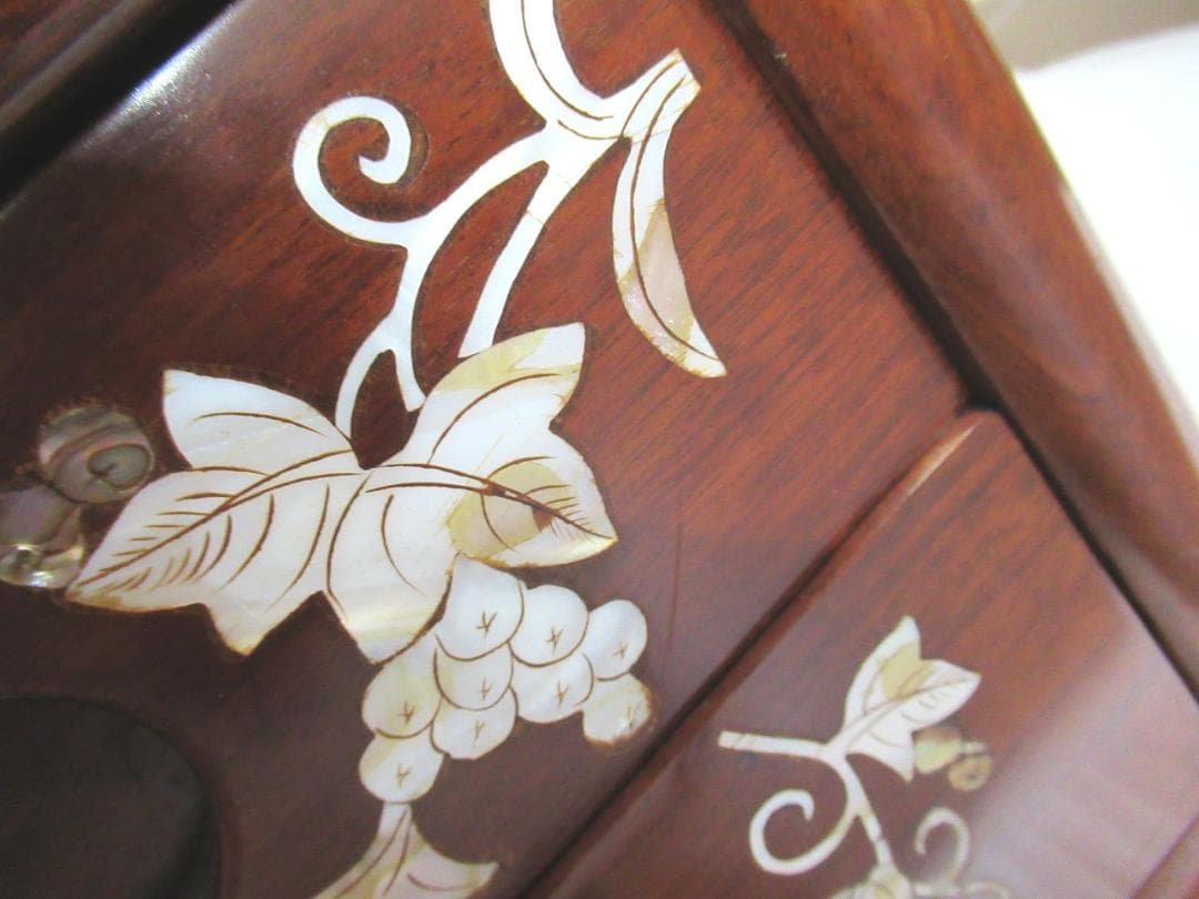 螺鈿家具 　螺鈿細工　 唐木 　花梨　葡萄柄　木製　２段　ミニ箪笥　小引出し