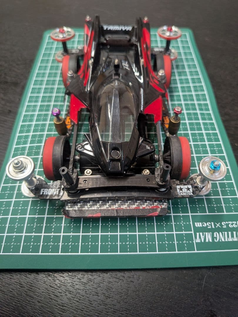 ミニ四駆 黒/赤 軽量シャーシ